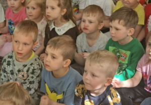 dzieci biorą udział w koncercie
