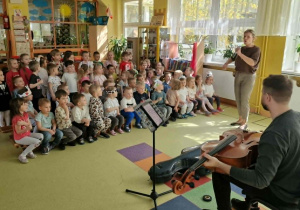 dzieci biorą udział w koncercie