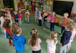 dzieci świętują urodziny