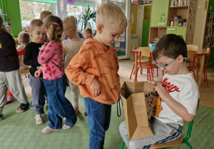 dzieci świętują urodziny
