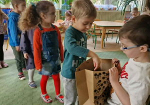 dzieci świętują urodziny