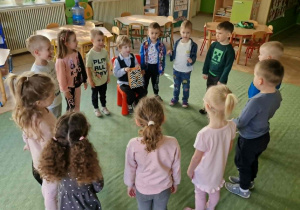 dzieci świętują urodziny