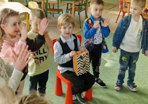 dzieci świętują urodziny