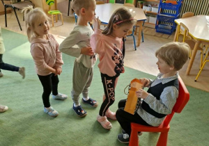 dzieci świętują urodziny