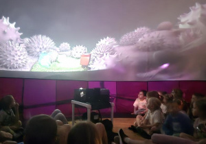dzieci w mobilnym planetarium