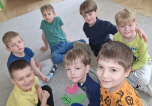 Drużyna chłopców układa kwiat