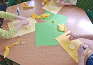 Dzieci wykonują żonkile 3d