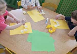 Dzieci wykonują żonkile 3d
