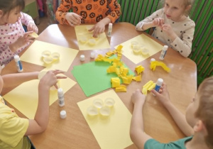 Dzieci wykonują żonkile 3d