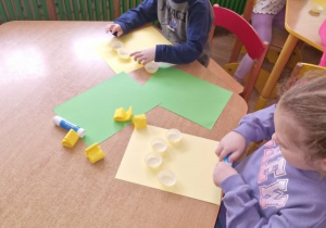 Dzieci wykonują żonkile 3d