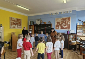 dzieci na zajęciach muzycznych