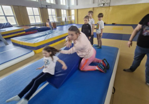 Dzieci pokonują tor akrobatyczny