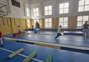 Dzieci pokonują tor akrobatyczny