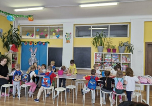 Dzieci na zajęciach plastycznych na świetlicy szkolnej
