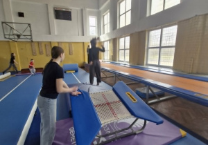 Dzieci pokonują tor akrobatyczny