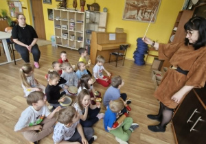 dzieci na zajęciach muzycznych