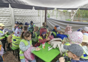 Dzieci jedzą przekąski
