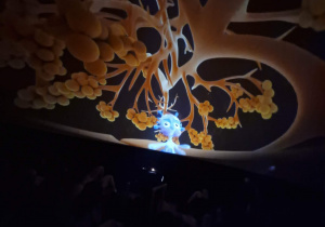 Dzieci oglądają film edukacyjny w mobilnym planetarium