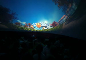 Dzieci oglądają film edukacyjny w mobilnym planetarium