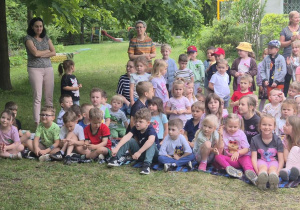 Dzieci podczas oglądania bajki o Rzepce