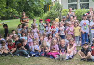 Dzieci podczas oglądania bajki o Rzepce