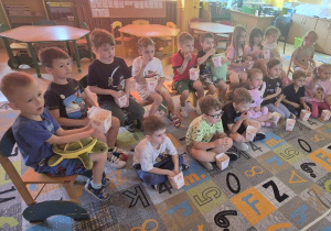 dzieci podczas seansu z popcornem