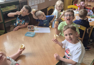 dzieci jedzą lody