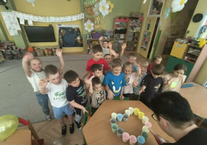 Pani nalewa szampana dzieciom