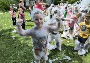chłopiec pianie