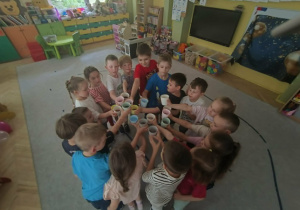 dzieci wznoszą toast