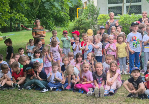 dzieci ze starszaków oglądają występy nauczycieli