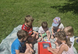 dzieci zastanawiają się co wybrać na piknik po usłyszeniu historyjki od nauczyciela