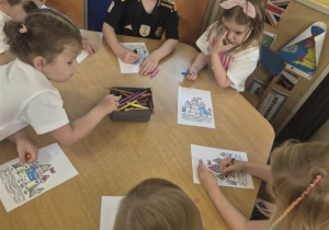 maluszki kolorują kolorowanki - zamki z piasku