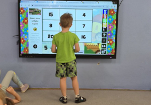 gra matematyczna na tablicy multimedialnej