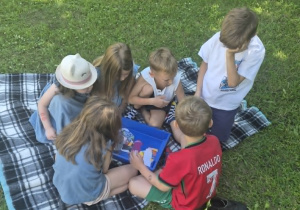 praca w małej grupie podczas zadań w ogrodzie