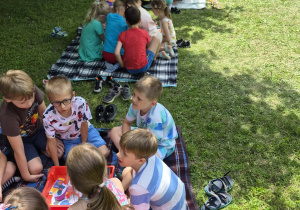 wyścigi pakowania koszy na piknik w starszakach