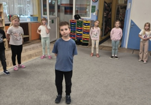 Kacper podczas zabawy "Jump in, jump out"