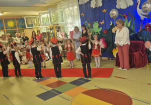 przejście Dyrekcji po dywanie