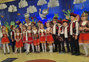 wspólne zdjęcie dyrekcji z dziećmi