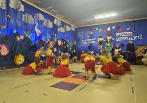 Puchatki tańczą wspólny taniec ze wstążkami