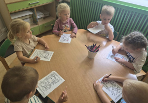 Maluszki kolorują przy stoliku
