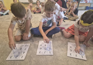 dzieci bawią się przy matematycznej grze