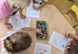 Żabki kolorują kartę pracy