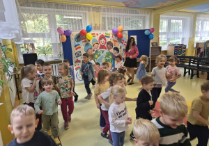 dzieci maszerują przy muzyce