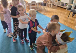 Mateusz rozdaje cukierki, koledzy go przytulają