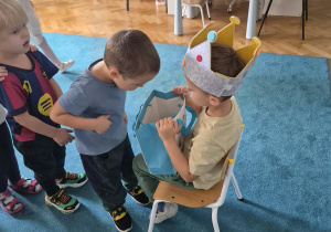 Ignaś częstuje się cukierkiem