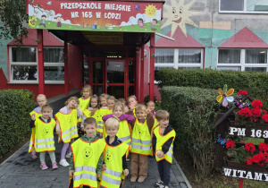 Zdjęcie grupowe pod budynkiem przedszkola
