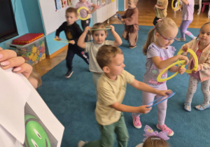 zabawa ruchowa z użyciem obrazka sygnalizacji