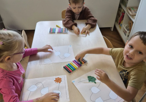 Dzieci rozcierają plastelinę