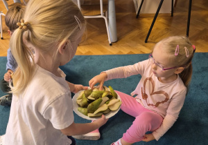 Jagoda częstuje się owocem